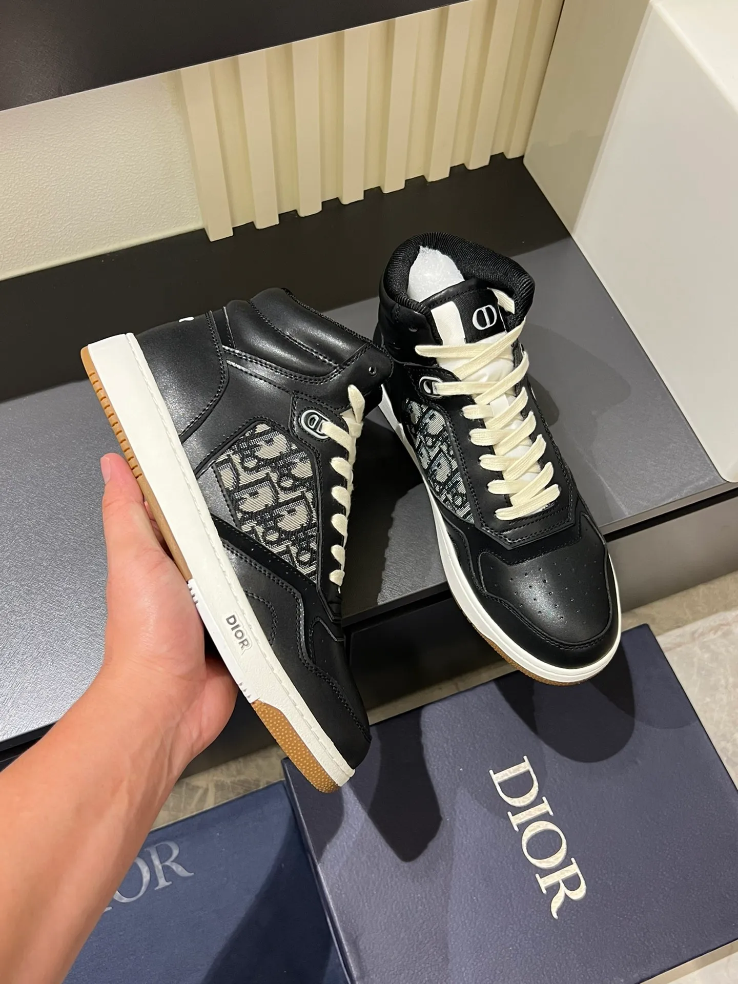 Men's shoes 💰p460 "Dio*" mid-top B27 casual sneakers. This B27 high-top sneaker is a new product in the series and continues Di*r's classic style. Crafted from gray and white smooth calf leather with beige and black Oblique print panels on the sides. The "CD Icon" shaped shoelace eyelets are clever and delicate, and the two-color rubber sole, rear collar and heel are all equipped with the brand's iconic details to enhance the style. Oblique printed straps at the ankle allow for an adjustable fit to complement the overall design. Fashionable and versatile, it can complement any look. Create an exquisite design with unique dynamic vitality and modern atmosphere, presented in low-top and high-top styles. This new must-have shoe adds a new dimension to Dior's archive heritage, embodying modern elegance. Purchase the original version and make it 1:1. If you need top quality, please come to me! Male 38-44!
